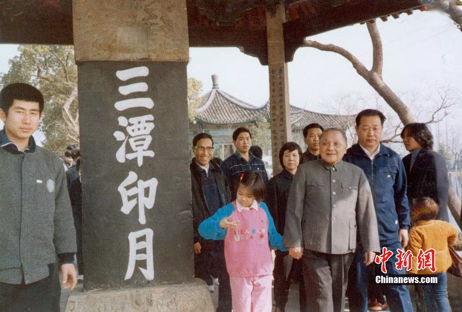 Đặng Tiểu Bình có chuyến thăm Tây Hồ ở Hàng Châu, Chiết Giang, Trung Quốc năm 1988.