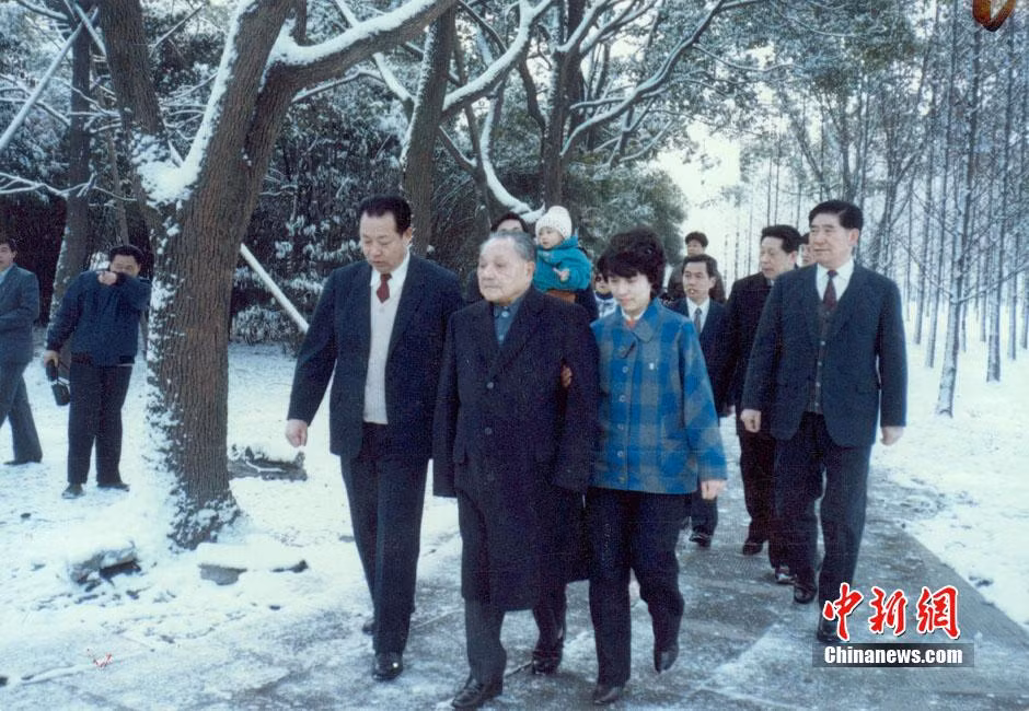 Hình ảnh Đặng Tiểu Bình đi dạo ở Thượng Hải ngày 17/2/1988.