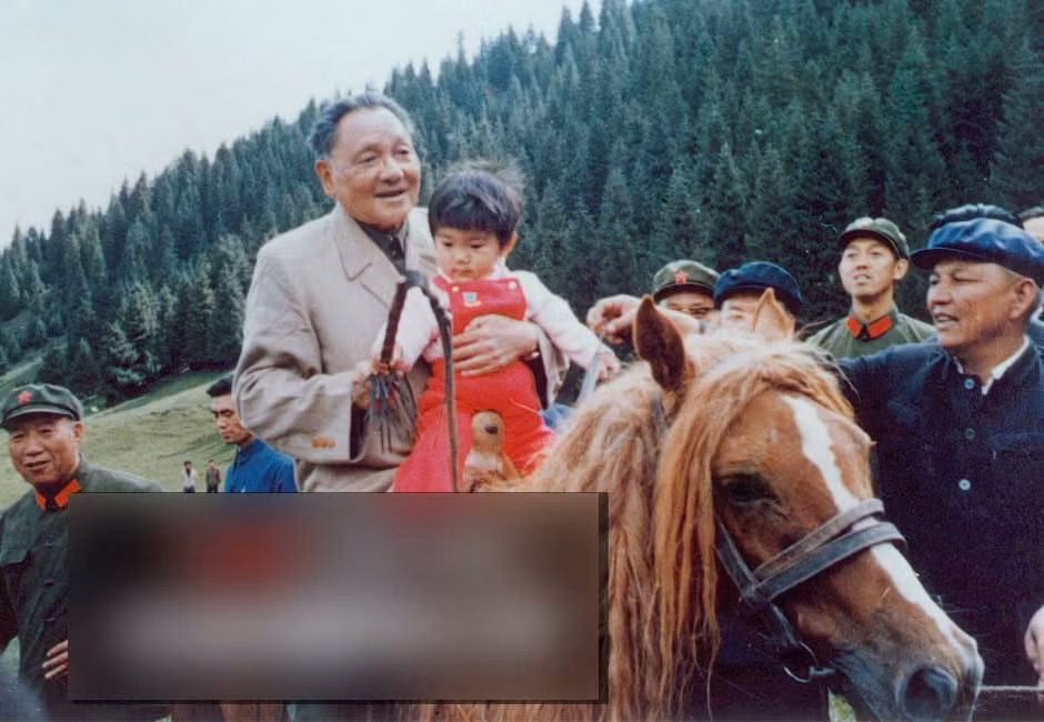 Ảnh chụp Đặng Tiểu Bình cưỡi ngựa cùng cháu.
