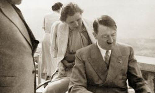 Hitler chăm chú quan sát tỉ mỉ album ảnh chụp Eva Braun.