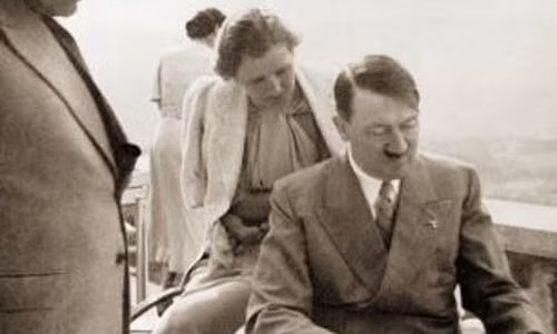Hitler chăm chú quan sát tỉ mỉ album ảnh chụp Eva Braun.