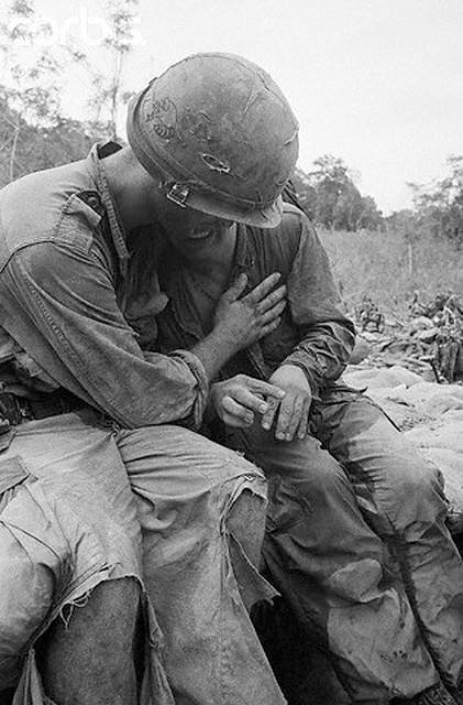 Lính Mỹ an ủi đồng đội vì chứng kiến sự đau thương, mất mát khủng khiếp ở chiến trường Việt Nam ngày 25/5/1967 tại Pleiku.