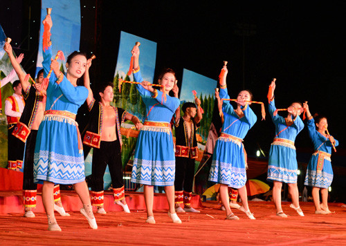 Những chàng trai, cô gái Dao trên sân khấu, hòa mình vào điệu nhạc.