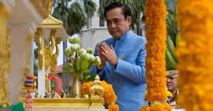 Con số 9 có phát âm trong tiếng Thái là "Gaow". Số này được tin là con số may mắn đặc biệt. Phát âm của nó cũng tương tự từ "Gaow-Nah", có nghĩa là tiến bộ.