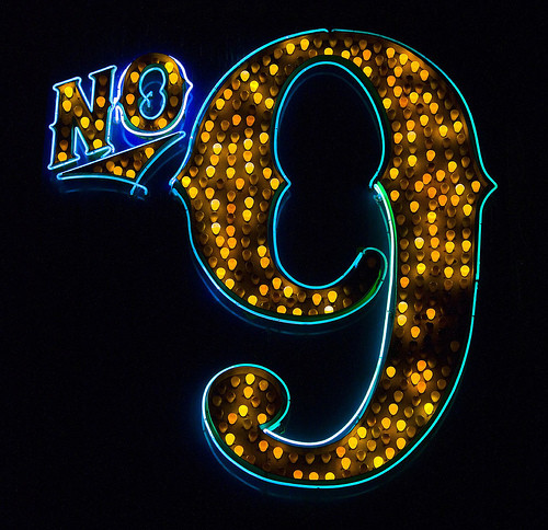 Số 9 quyền năng không chỉ được thể hiện trong các công trình kiến trúc mà còn được thể hiện ở bữa ăn hoàng gia hay hoạt động quan trọng. Cụ thể, vào bữa ăn tối ngày đầu tiên của năm mới, hoàng gia Trung Quốc sẽ được ngự thiện phòng dâng lên 99 món ăn. Trong dịp mừng sinh nhật hoàng đế, người ta thường biểu diễn 99 tiết mục, với ý nghĩa may mắn, trường thọ.