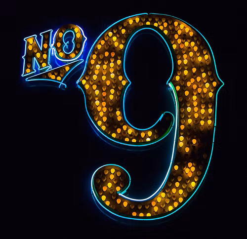 Số 9 quyền năng không chỉ được thể hiện trong các công trình kiến trúc mà còn được thể hiện ở bữa ăn hoàng gia hay hoạt động quan trọng. Cụ thể, vào bữa ăn tối ngày đầu tiên của năm mới, hoàng gia Trung Quốc sẽ được ngự thiện phòng dâng lên 99 món ăn. Trong dịp mừng sinh nhật hoàng đế, người ta thường biểu diễn 99 tiết mục, với ý nghĩa may mắn, trường thọ.