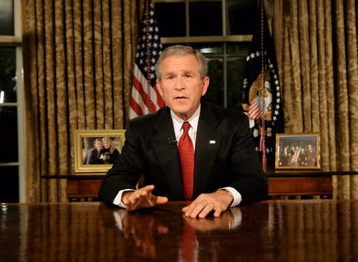 Tổng thống George W. Bush từng nghiện rượu và bị cảnh sát giao thông bắt vì tội lái xe khi say rượu năm 1976.