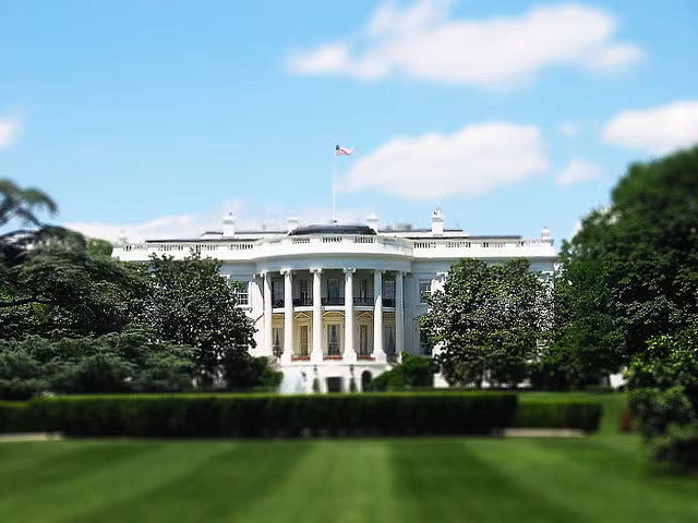 Bất kỳ thực phẩm nào được đưa vào Nhà Trắng đều phải trải qua quy trình kiểm tra cẩn thận cho dù đó là do đầu bếp chuẩn bị hay các vị khách mang đến. Tất cả thực phẩm được kiểm tra ở một khu vực riêng biệt.