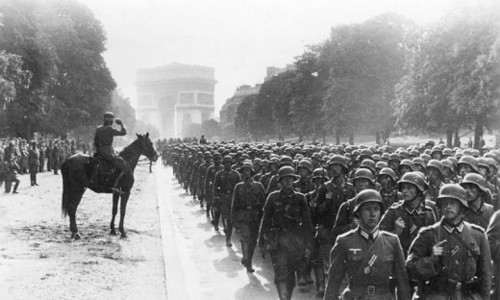 Quân đội Đức hành quân qua đại lộ rộng lớn Foch ngày 14/6/1940.