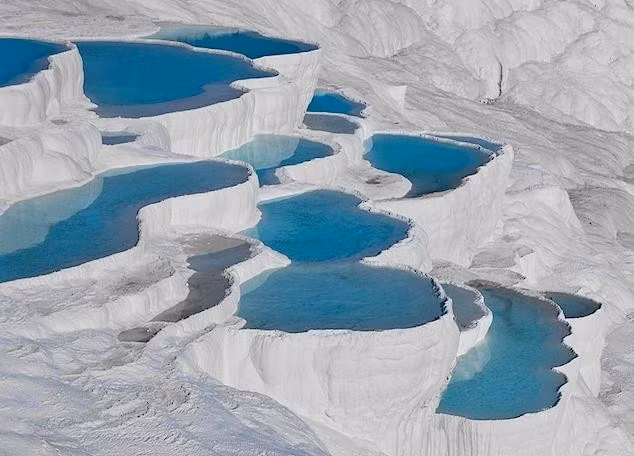 Pamukkale là một trong những cảnh quan thiên nhiên tuyệt đẹp ở Thổ Nhĩ Kỳ. Nơi đây có nhiều suối nước nóng, được cho là có tác dụng chữa bệnh.