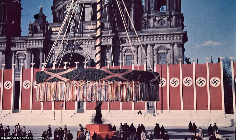 Những bức ảnh này được bảo quản tại cơ quan lưu trữ Na Uy. Trong ảnh là dân chúng Berlin tụ tập bên ngoài một nhà thờ để chiêm ngưỡng kiệt tác khổng lồ ở ngoài trời.