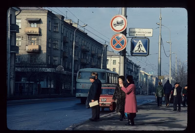 Những tòa nhà cổ kính nằm san sát nhau.