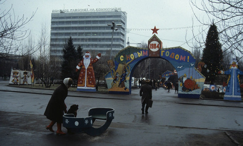 Người dân Donetsk đi lại trên đường phố rộng rãi, sạch sẽ.