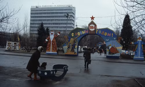 Người dân Donetsk đi lại trên đường phố rộng rãi, sạch sẽ.