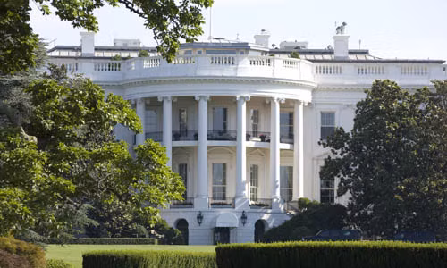 Vùng hạn chế bay. Tại khu vực bên trên và xung quanh Nhà Trắng, tất cả máy bay và trực thăng đều bị hạn chế bay. Đặc biệt, sau khi xảy ra vụ khủng bố 11/9, vùng hạn chế bay được nới rộng thêm.