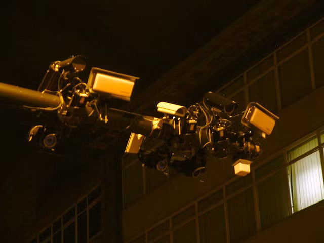 Hệ thống cảm biến hồng ngoại bên trên và thiết bị báo động đặt dưới mặt đất giúp phát hiện những đối tượng khả nghi muốn xâm nhập Nhà Trắng.