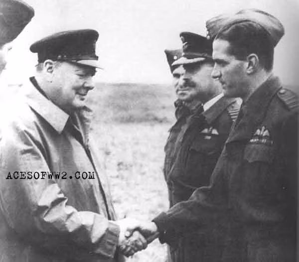 "Chỉ huy Douglas Bader đã dạy chúng tôi về lòng dũng cảm, sự quyết tâm", "Johnnie" Johnson chia sẻ. Phi công "Johnnie" Johnson từng có cơ hội được bay cùng chỉ huy Douglas Bader (1910 – 1982).