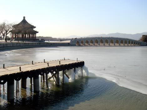 Di Hòa viên là kiến trúc khác có mối liên hệ với con số 9 thần bí. Nơi đây có một cầu đá với kết cấu 17 vòm phía dưới. Bất kể đếm từ đầu nào tới vòm chính giữa của cầu thì vòm đó đều là vòm thứ 9.