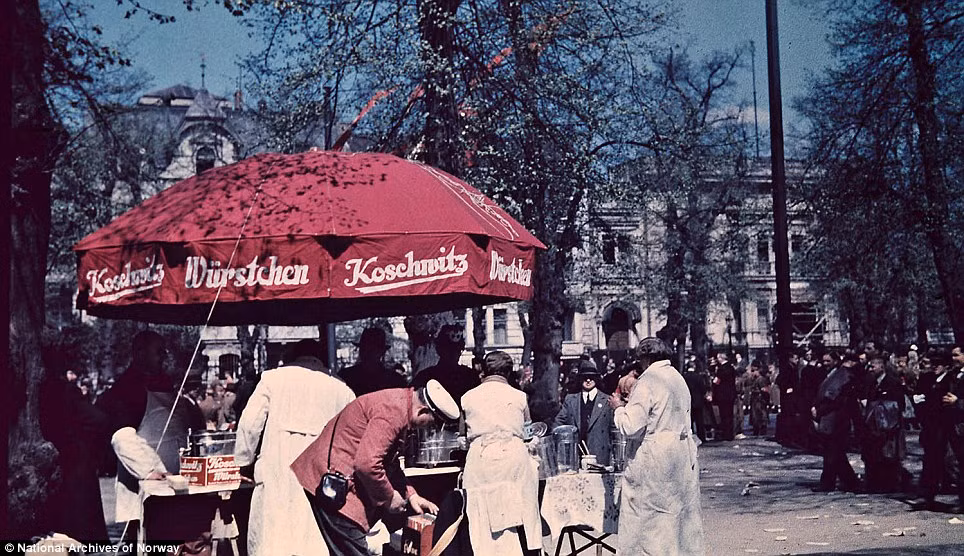 Một số người dân thưởng thức những món ăn, đồ uống nhẹ tại công viên trong một ngày nắng đẹp.