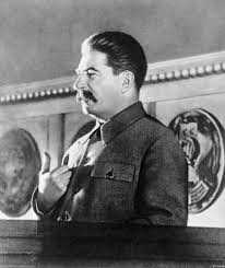 Trong Chiến tranh thế giới 2, con trai của nhà lãnh đạo Liên Xô Joseph Stalin là Yakov bị bắt làm tù binh của Đức quốc xã. Hitler đã đưa ra đề nghị táo bạo đòi Stalin đưa tiền chuộc con. Mặc dù bị Hitler đe dọa sẽ tra tấn con trai nhưng Stalin vẫn mạnh mẽ, kiên định, quyết định không trả tiền chuộc.