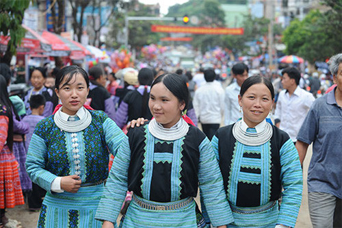 Nhiều ngày qua, cao nguyên Mộc Châu thực sự là ngày hội lớn không chỉ của riêng người Mông mà du khách thập phương cũng háo hức về dự để được đắm chìm trong không gian văn hóa Mông, với những tiếng khèn du dương, ngắm nhìn những bộ trang phục sặc sỡ sắc màu và thưởng thức những món ăn của người Mông đậm đà bản sắc như: thắng cố, rượu ngô, bánh dày… Trong ảnh là các thiếu nữ “khoe sắc”.