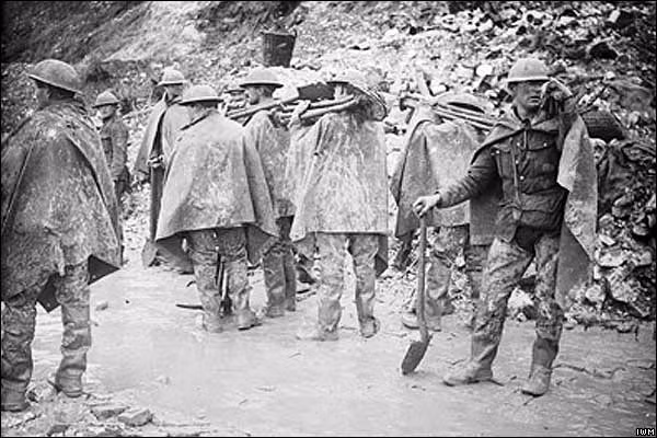 Do thời tiết xấu, chiến trường Somme trở thành một vũng lầy tồi tệ. Các chiến hào là nơi bụi bẩn, sâu bọ và bệnh tật hoành hành, tấn công binh sĩ.