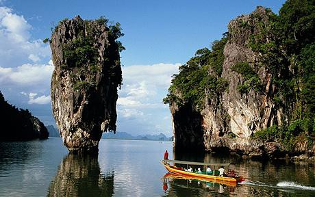 Vịnh Phang Nga ở Thái Lan cũng có địa hình và vẻ đẹp tuyệt vời giống với vịnh Hạ Long. Vịnh Phang Nga gồm hơn 40 hòn đảo đá vôi. Trong đó, chính quyền Thái Lan đã đặt tên cho một hòn đảo nhỏ theo tên một thám tử nổi tiếng phim Hollywood là James Bond (trong tiếng Thái tên hòn đảo là Khao Phingkan). Nơi đây trở nên nổi tiếng hơn khi các nhà làm phim Hollywood chọn làm bối cảnh quay bộ phim "The man with the golden gun" (Người đàn ông và cây súng vàng).