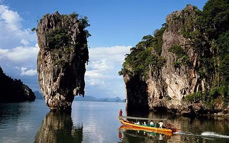 Vịnh Phang Nga ở Thái Lan cũng có địa hình và vẻ đẹp tuyệt vời giống với vịnh Hạ Long. Vịnh Phang Nga gồm hơn 40 hòn đảo đá vôi. Trong đó, chính quyền Thái Lan đã đặt tên cho một hòn đảo nhỏ theo tên một thám tử nổi tiếng phim Hollywood là James Bond (trong tiếng Thái tên hòn đảo là Khao Phingkan). Nơi đây trở nên nổi tiếng hơn khi các nhà làm phim Hollywood chọn làm bối cảnh quay bộ phim "The man with the golden gun" (Người đàn ông và cây súng vàng).