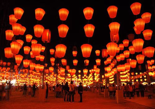 Tết Trung thu của Trung Quốc được cho là có từ thời nhà Thương (vào khoảng thế kỷ 10 TCN). Khi đó, người dân tổ chức ăn mừng vụ mùa bội thu vào ngày Rằm tháng 8 hàng năm. Kể từ đó, lễ hội ăn mừng trên được tổ chức phổ biến ngay cả trong thời đại nhà Đường.