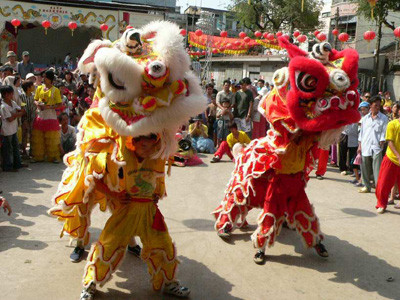 Vào dịp lễ hội này, người dân sẽ sửa soạn, bày tiệc, tổ chức trò chơi cho trẻ em cũng như biểu diễn múa lân, sư tử. Đây cũng là dịp nam thanh nữ tú Trung Quốc trổ tài làm thơ ca, giao duyên... Nhiều cặp đôi nên duyên với nhau hay hò hẹn vào dịp Tết Trung thu.