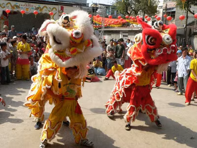 Vào dịp lễ hội này, người dân sẽ sửa soạn, bày tiệc, tổ chức trò chơi cho trẻ em cũng như biểu diễn múa lân, sư tử. Đây cũng là dịp nam thanh nữ tú Trung Quốc trổ tài làm thơ ca, giao duyên... Nhiều cặp đôi nên duyên với nhau hay hò hẹn vào dịp Tết Trung thu.