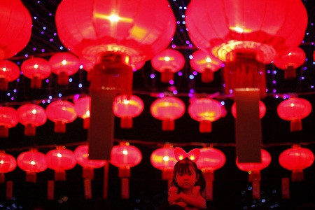 Thuật ngữ Tết Trung thu lần đầu xuất hiện trong nghi thức của người dân sống ở thời nhà Chu, Trung Quốc. Theo một số tài liệu cổ xưa, vào dịp Rằm tháng 8 âm lịch, bách tính thời Thanh chỉ đón Trung Thu một ngày, hoàng đế thông thường sẽ đón lễ tết này trong 3 ngày, nhưng riêng thời Từ Hi Thái Hậu thì tận hưởng không khí rộn ràng của ngày tết Trung Thu tới tận 5 ngày, tức từ ngày 13 - 17/8 âm lịch với nhiều nghi lễ khác nhau.