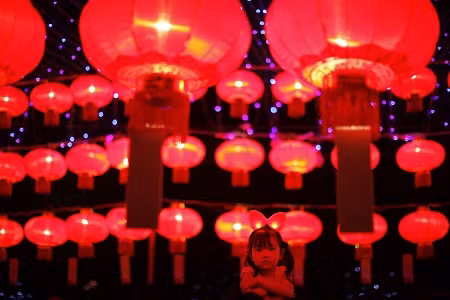 Thuật ngữ Tết Trung thu lần đầu xuất hiện trong nghi thức của người dân sống ở thời nhà Chu, Trung Quốc. Theo một số tài liệu cổ xưa, vào dịp Rằm tháng 8 âm lịch, bách tính thời Thanh chỉ đón Trung Thu một ngày, hoàng đế thông thường sẽ đón lễ tết này trong 3 ngày, nhưng riêng thời Từ Hi Thái Hậu thì tận hưởng không khí rộn ràng của ngày tết Trung Thu tới tận 5 ngày, tức từ ngày 13 - 17/8 âm lịch với nhiều nghi lễ khác nhau.