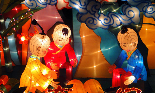 Người dân sẽ làm các mâm cỗ hoa quả, bánh kẹo, ngắm trăng và phá cỗ... Trẻ em sẽ tham gia các trò chơi, rước đèn và phá cỗ. Người Việt Nam coi Tết Trung thu là ngày để thể hiện tấm lòng của con người với Mặt trăng bằng cách dâng lên những sản vật mà họ làm ra. Đặc biệt, họ sẽ làm bánh trung thu để cúng tổ tiên, tặng người thân, bạn bè.