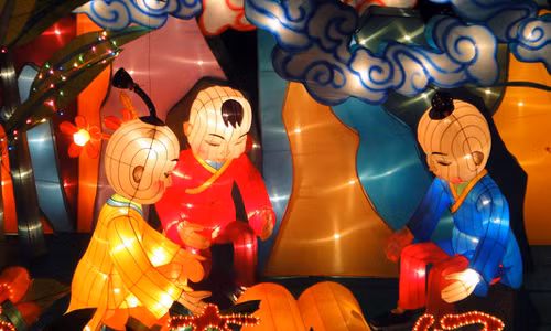 Người dân sẽ làm các mâm cỗ hoa quả, bánh kẹo, ngắm trăng và phá cỗ... Trẻ em sẽ tham gia các trò chơi, rước đèn và phá cỗ. Người Việt Nam coi Tết Trung thu là ngày để thể hiện tấm lòng của con người với Mặt trăng bằng cách dâng lên những sản vật mà họ làm ra. Đặc biệt, họ sẽ làm bánh trung thu để cúng tổ tiên, tặng người thân, bạn bè.