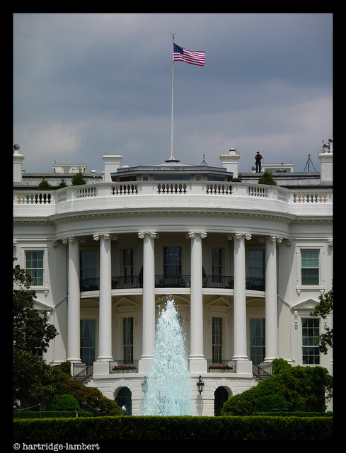 Nhà Trắng có lắp đặt 1 hệ thống lọc không khí nhằm đảm bảo nguồn khí tại nơi Tổng thống sinh sống và làm việc luôn luôn sạch sẽ và an toàn.