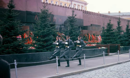 Một nhóm lính Liên Xô diễu hành trang nghiêm.