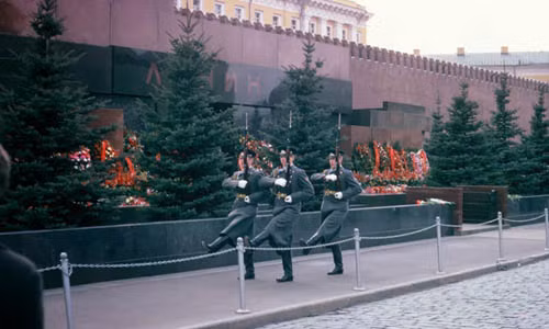 Một nhóm lính Liên Xô diễu hành trang nghiêm.