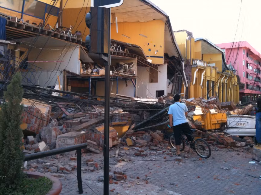 Ngày 27/2/2010, trận động đất mạnh 8,8 độ richter ở ngoài khơi vùng biển Maule, Chile đã khiến 525 người thiệt mạng. Trận động đất kéo dài trong khoảng 3 phút nhưng đã gây thiệt hại nặng nề về kinh tế cho Chile, ước tính lên đến 31 tỷ USD.