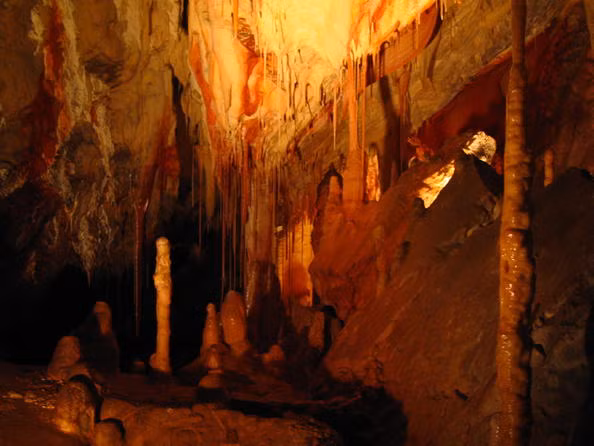 Quần thể động núi đá vôi Aggtelek &amp; Slovak cũng có vẻ đẹp tương đồng với động Phong Nha. Quần thể hang động này gồm hơn 700 hang động đá vôi tuyệt đẹp nằm ở phía Đông Bắc Hungary và kéo dài đến biên giới phía Đông Nam Slovakia. Nơi đây được UNESCO công nhận là Di sản Thiên nhiên thế giới vào năm 1995.