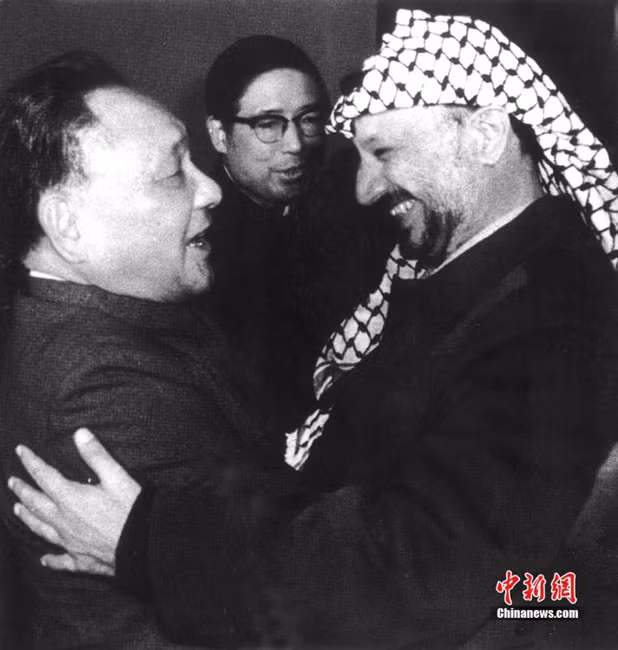 Tổng thống Palestine Yasser Arafat dành cho Đặng Tiểu Bình những cử chỉ thân mật khi có cuộc gặp gỡ vào tháng 10/1981.