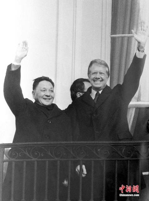 Tổng thống Mỹ James Earl Carter cùng với Đặng Tiểu Bình vẫy tay chào mọi người tại ban công ở Nhà Trắng. Đặng Tiểu Bình đã có chuyến thăm Mỹ từ cuối tháng 1 cho đến đầu tháng 2/1979. Ông là nhà lãnh đạo Trung Quốc đầu tiên thăm Mỹ sau khi Cộng hòa Nhân dân Trung Hoa thành lập.