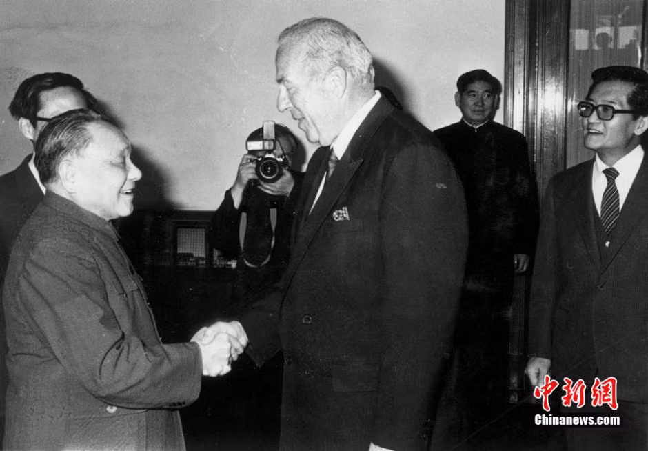 Đặng Tiểu Bình bắt tay Ngoại trưởng Mỹ George Shultz Pratt ngày 3/3/1987.