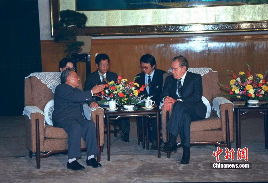 Đặng Tiểu Bình có buổi trò chuyện với cựu Tổng thống Mỹ Richard Nixon vào ngày 31/10/1989.