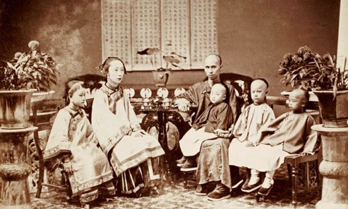 Ảnh chụp một nhà buôn cùng với các thành viên trong gia đình giai đoạn 1860 - 1862.