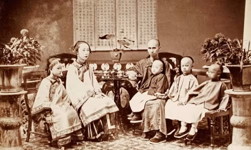 Ảnh chụp một nhà buôn cùng với các thành viên trong gia đình giai đoạn 1860 - 1862.