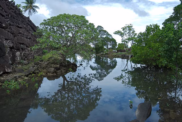 Nan Madol, liên bang Micronesia gồm khoảng 90 hòn đảo nhỏ nhân tạo liên kết với nhau bằng một mạng lưới kênh rạch chằng chịt. Nơi đây thường được gọi là "Venice của Thái Bình Dương". Hệ thống kênh rạch phức tạp đan xen xung quanh thành phố, tạo nên khung cảnh tuyệt đẹp.