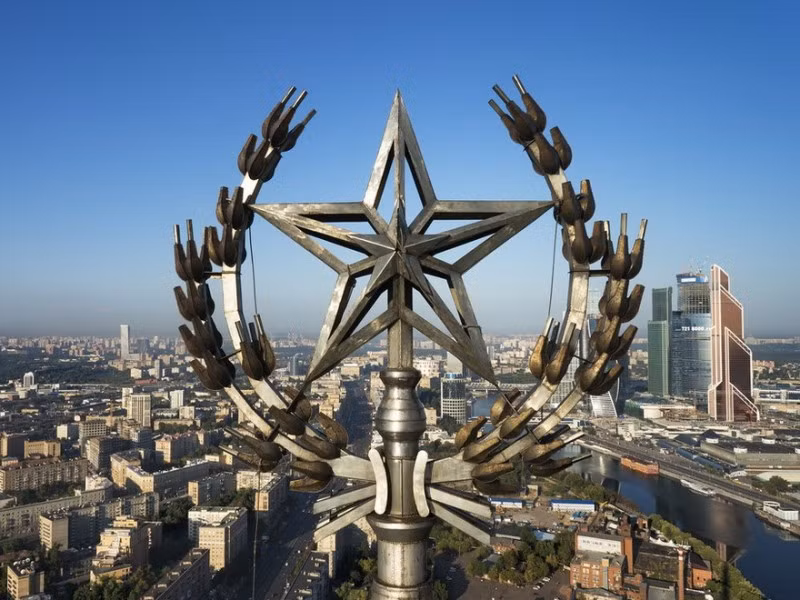 Những ngôi sao trên đỉnh các tòa nhà chọc trời của Liên Xô được làm từ những nguyên vật liệu khác nhau. Trong ảnh là ngôi sao trên đỉnh khách sạn Radisson Royal Hotel (cao 206m).