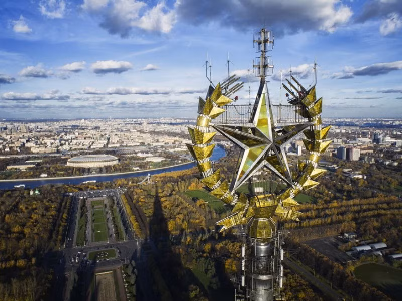 Hình ảnh ngôi sao - biểu tượng của Liên Xô xuất hiện trên những tòa nhà chọc trời đầu tiên tại xứ sở bạch dương. Trong ảnh là ngôi sao trên đỉnh tòa nhà chính thuộc Đại học Moscow cao 240m.