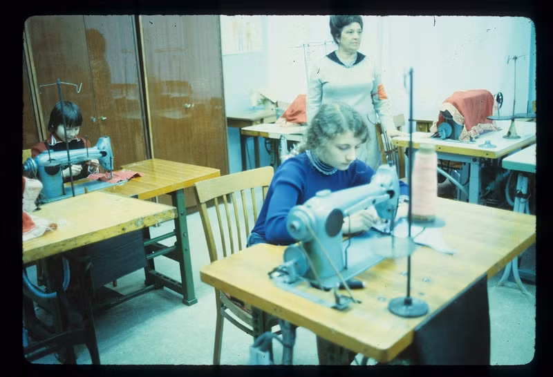 Những phụ nữ cần mẫn bên máy khâu để tạo ra những sản phẩm may mặc, phục vụ nhu cầu của người dân.